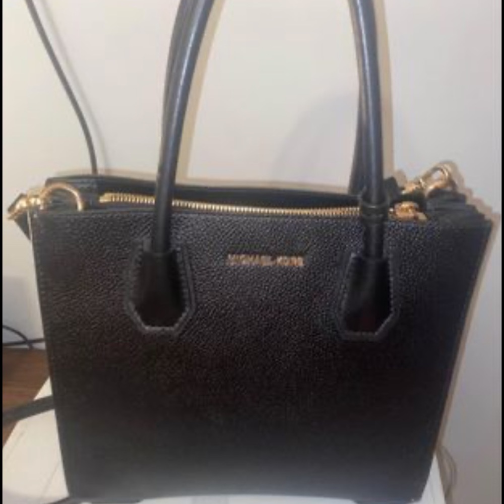 Brand new Michael Kors crossbody. Used twice.
